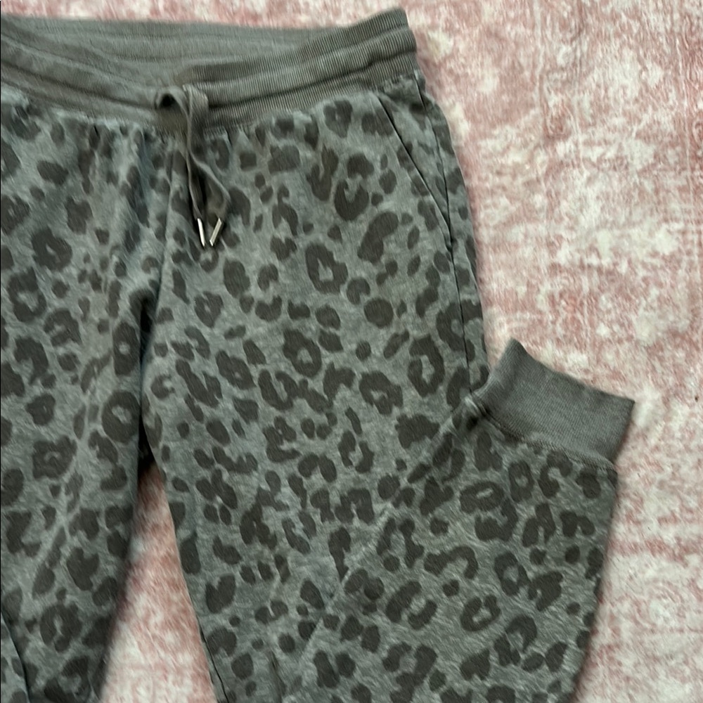 Old Navy Leopard Print Cheetah Print Joggers Sweatpants Small - Picture 2 of 4